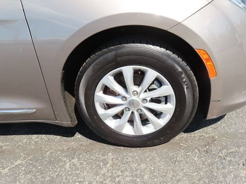 Used 2017 Chrysler Pacifica Touring-L FWD image 10