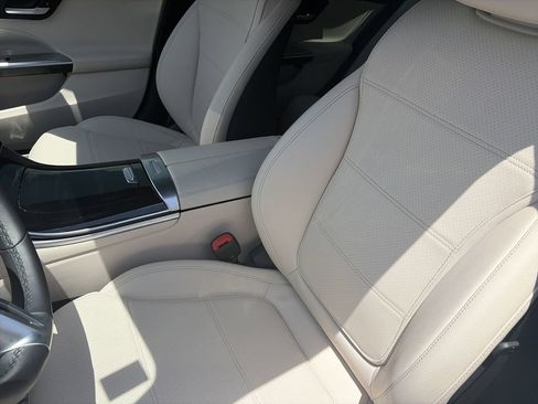 Used 2024 Mercedes-Benz C 300 Sedan image 12