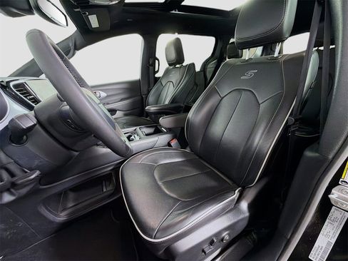 Used 2025 Chrysler Pacifica Limited image 12
