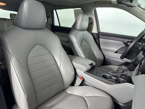 Used 2023 Toyota Highlander XLE AWD/4WD image 27