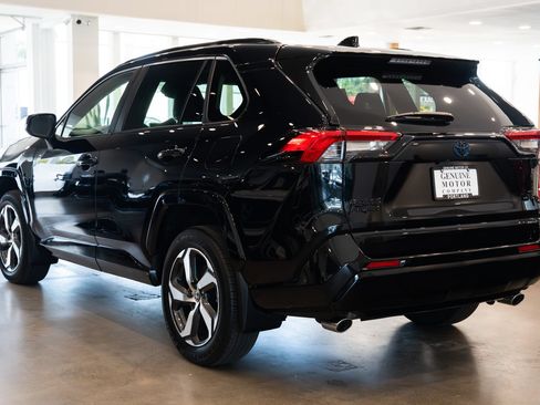Used 2024 Toyota RAV4 SE w/ Weather & Moonroof Package AWD/4WD image 6