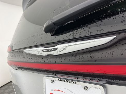 Used 2024 Chrysler Pacifica Touring-L image 12