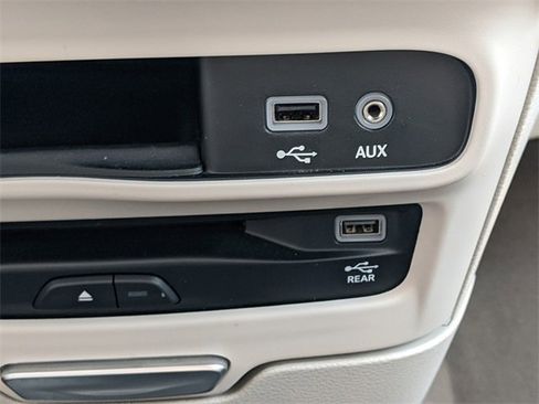 Used 2020 Chrysler Pacifica Touring-L Plus image 28