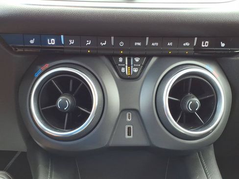 Used 2021 Chevrolet Blazer LT w/ Sound & Technology Package FWD image 18