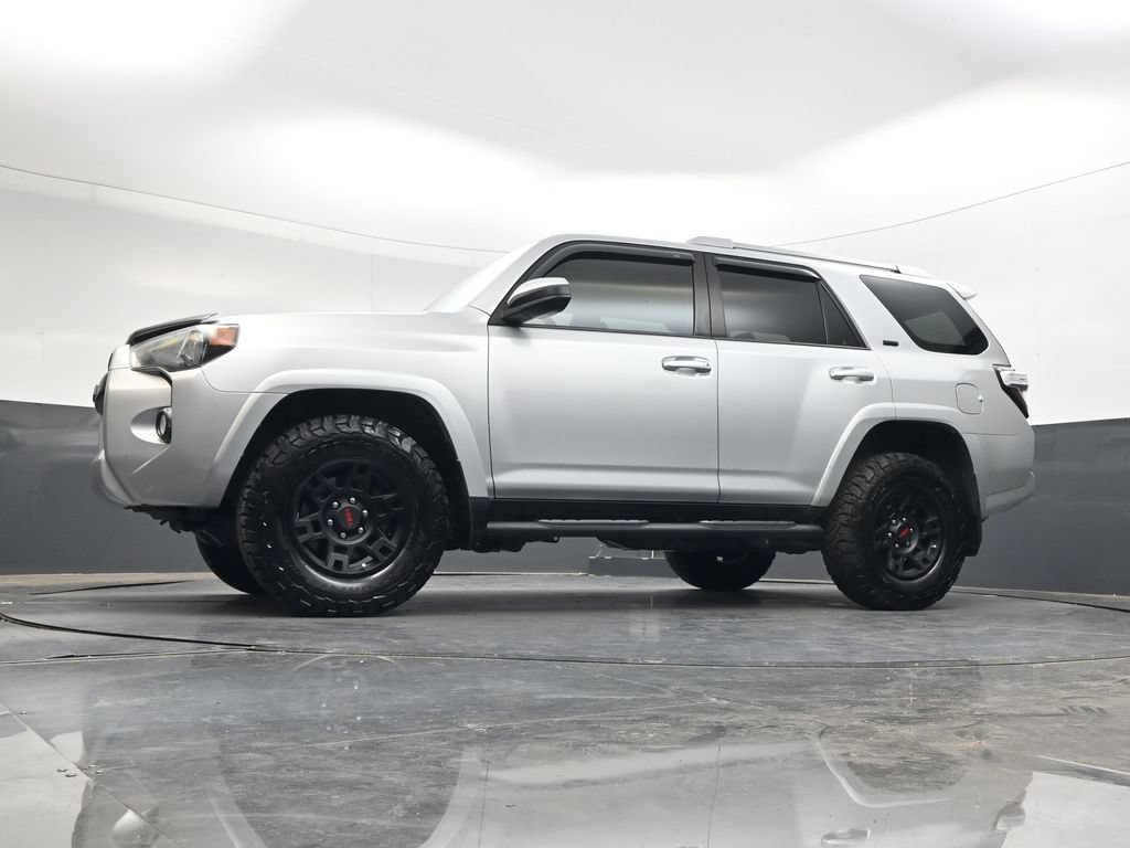 Used 2017 Toyota 4Runner SR5 AWD/4WD image 29