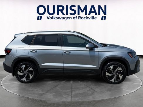 Used 2025 Volkswagen Taos SE w/ Panoramic Sunroof Package AWD/4WD image 7