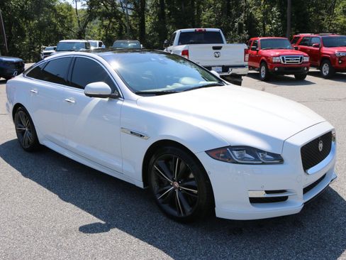 Used 2018 Jaguar XJ Supercharged RWD image 10