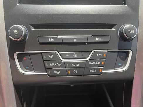 Used 2018 Ford Fusion SE w/ Fusion SE Technology Package FWD image 13