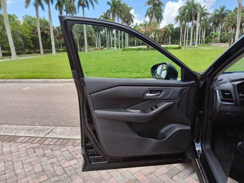 Used 2024 Nissan Rogue SV FWD image 22