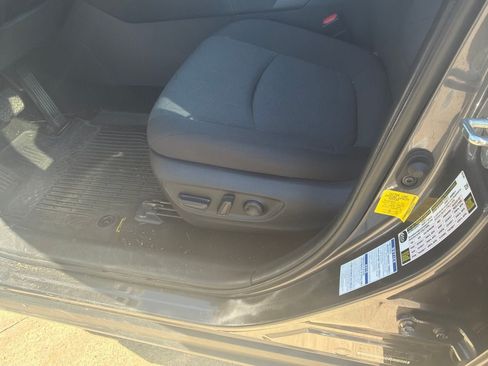 Used 2022 Toyota RAV4 XLE AWD/4WD image 9