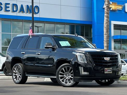 Used 2020 Cadillac Escalade Luxury w/ Escalade Sport Edition image 2
