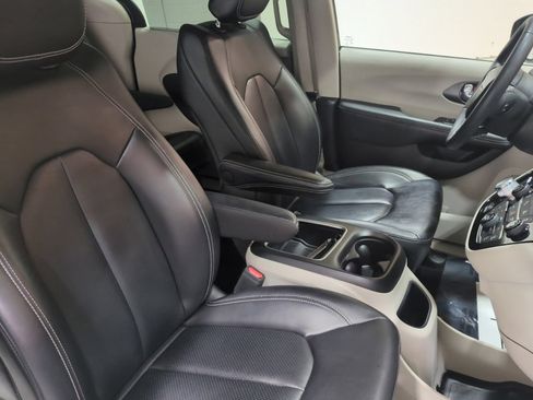 Used 2023 Chrysler Pacifica Touring-L FWD image 10