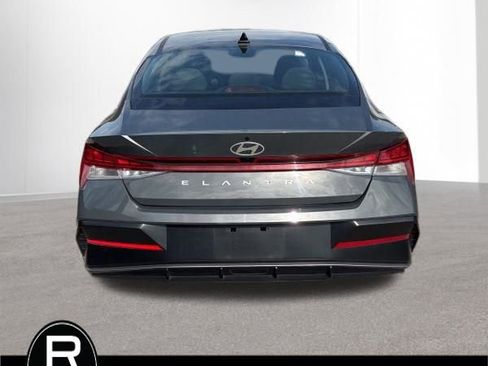 Used 2025 Hyundai Elantra SEL image 11