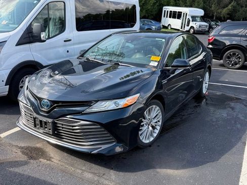 Used 2020 Toyota Camry XLE FWD image 1