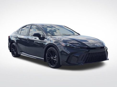 Used 2025 Toyota Camry SE FWD image 1