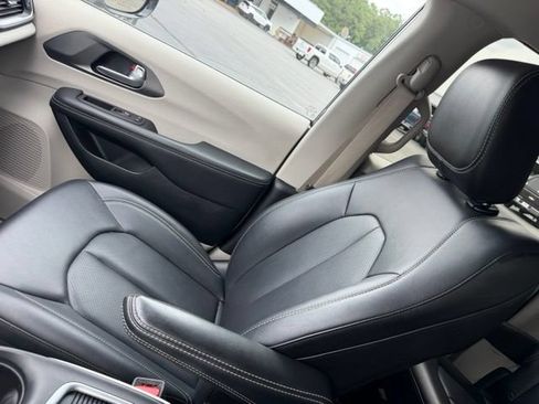 Used 2024 Chrysler Pacifica Touring-L FWD image 24
