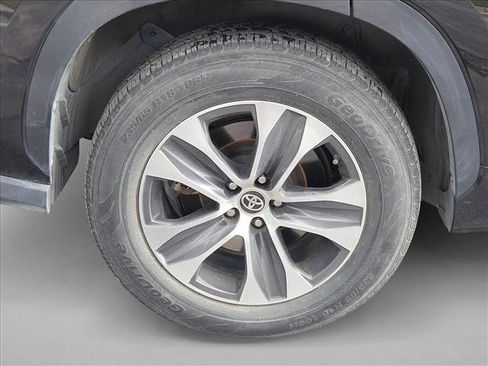 Used 2021 Toyota Highlander XLE FWD image 9