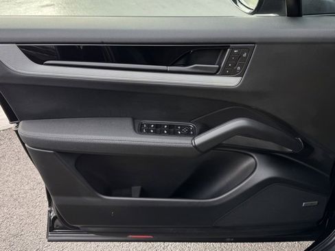 Certified 2025 Porsche Cayenne Coupe image 13