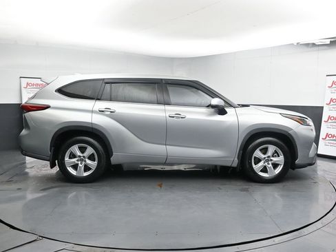 Used 2021 Toyota Highlander LE image 9
