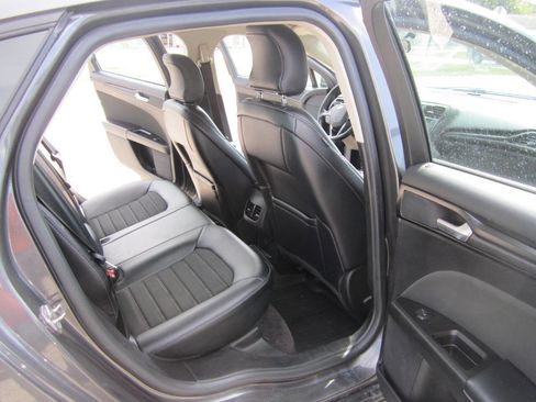 Used 2018 Ford Fusion SE w/ Equipment Group 201A FWD image 9