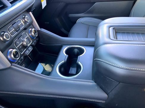 Used 2022 GMC Yukon SLT w/ SLT Premium Package image 14