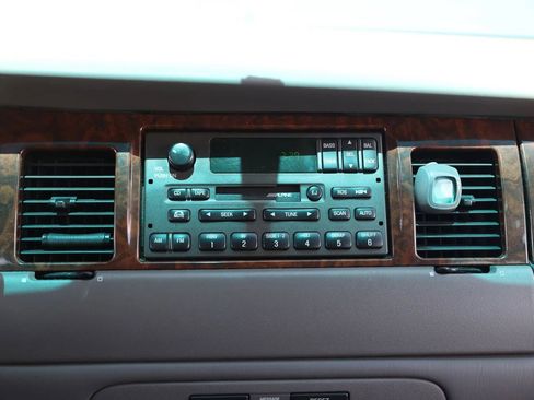 Used 2001 Lincoln Town Car Signature RWD image 32