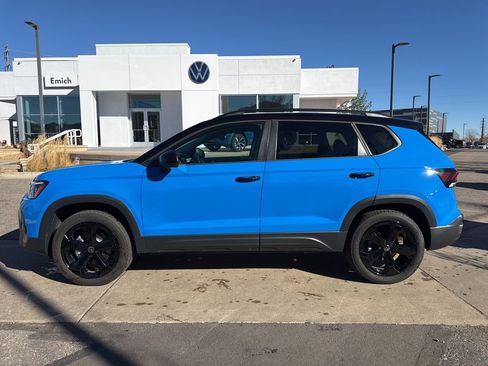 Certified 2025 Volkswagen Taos SE image 2