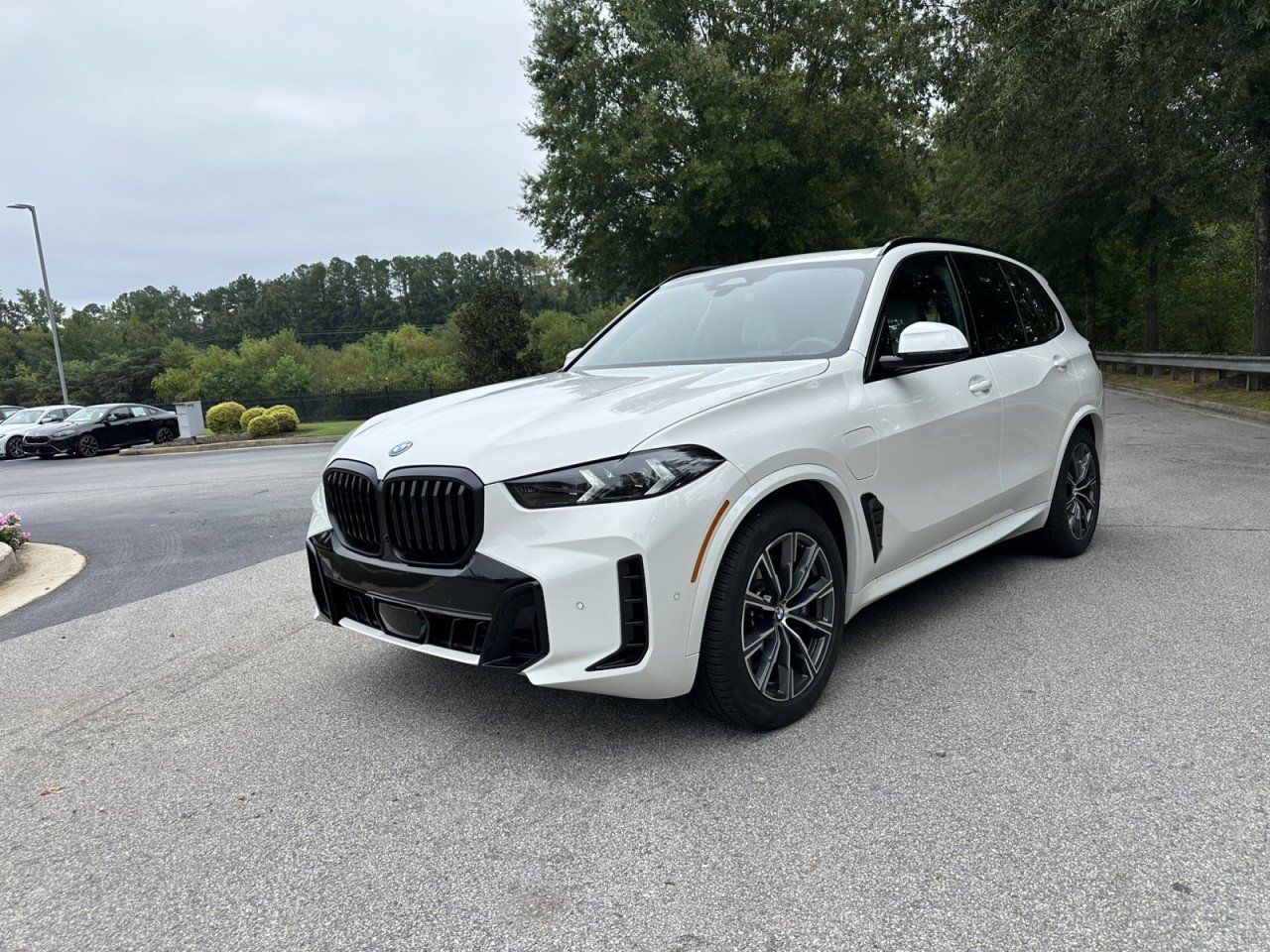 Used 2026 BMW X5 xDrive50e w/ M Sport Package AWD/4WD image 4
