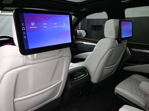 Used 2025 Cadillac Escalade ESV Sport Platinum w/ LPO, Floor Liner Package AWD/4WD image 31