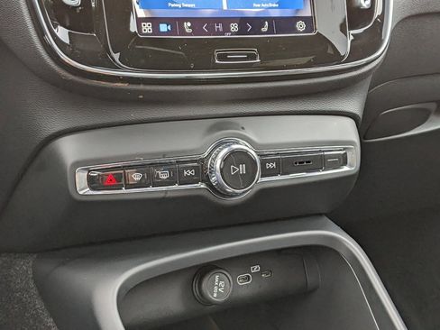 Certified 2025 Volvo XC40 B5 Plus image 18