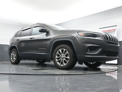 Used 2019 Jeep Cherokee Latitude Plus w/ Comfort/Convenience Group AWD/4WD image 32