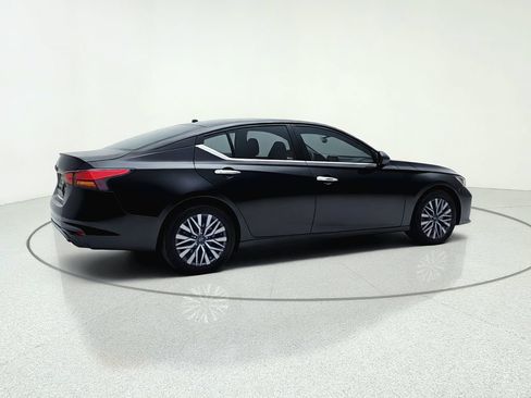 Used 2025 Nissan Altima 2.5 SV FWD image 8