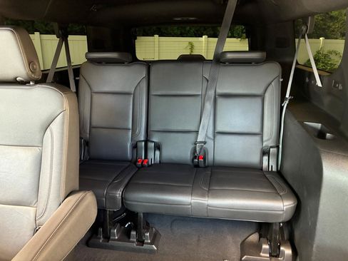 Used 2021 Chevrolet Suburban Z71 w/ Z71 Signature Package AWD/4WD image 32