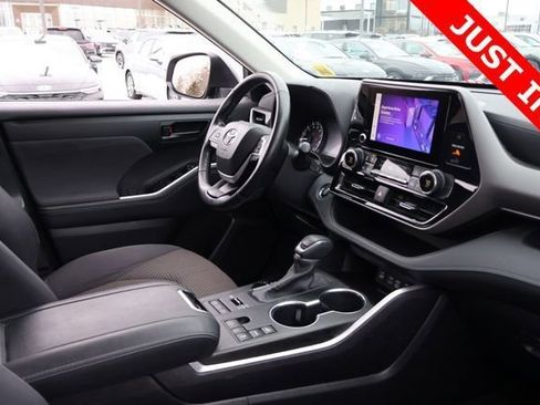Used 2023 Toyota Highlander LE AWD/4WD image 24