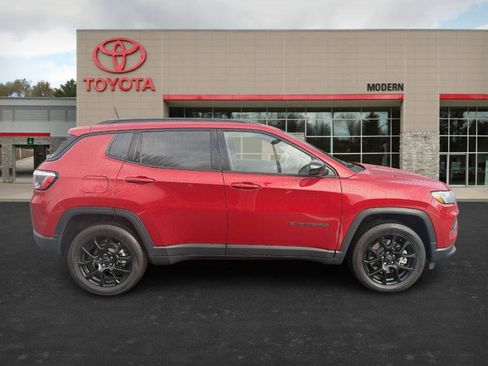 Used 2025 Jeep Compass Latitude w/ Altitude Special Edition image 4