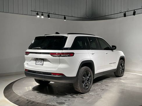 Used 2023 Jeep Grand Cherokee Altitude AWD/4WD image 11
