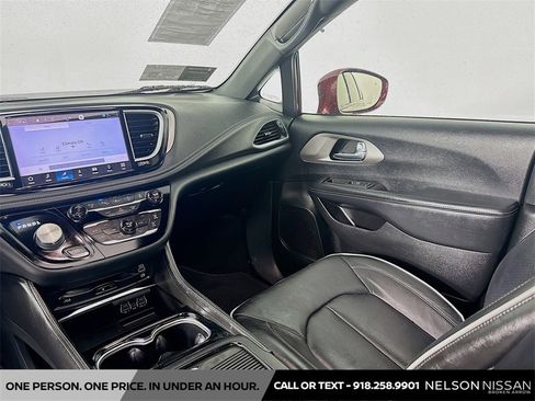 Used 2022 Chrysler Pacifica Limited w/ Uconnect Theater Family Group image 25