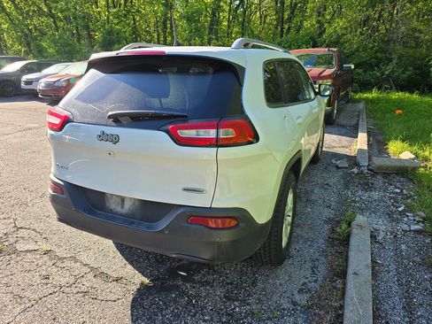 Used 2018 Jeep Cherokee Latitude Plus w/ Cold Weather Group AWD/4WD image 7