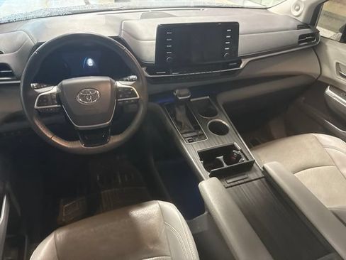 Used 2021 Toyota Sienna Limited FWD image 5