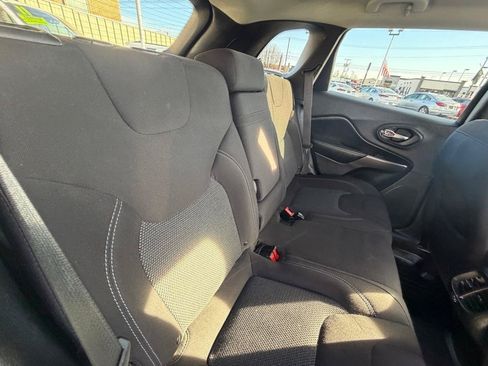 Used 2019 Jeep Cherokee Latitude w/ Popular Appearance Group FWD image 15