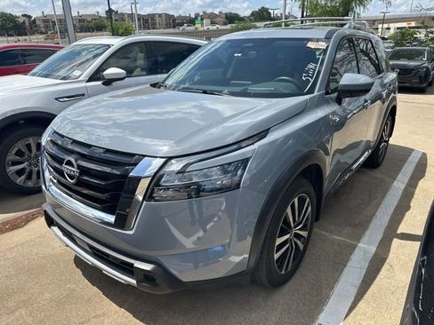 Used 2025 Nissan Pathfinder Platinum image 3