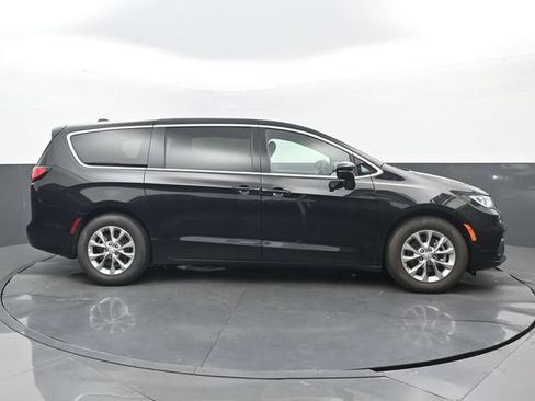 Used 2026 Chrysler Pacifica Limited FWD image 2
