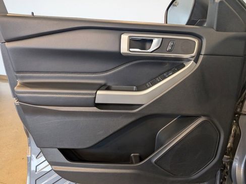 Used 2022 Ford Explorer XLT w/ Equipment Group 202A image 6