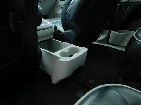 Used 2023 Chrysler Pacifica Limited image 24