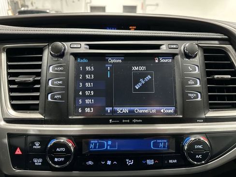 Used 2017 Toyota Highlander LE image 16