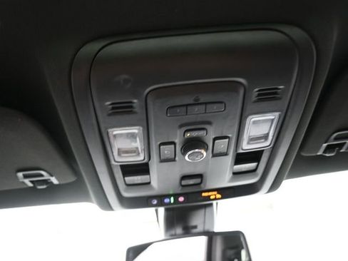 Used 2022 GMC Yukon XL SLT w/ SLT Premium Package image 12