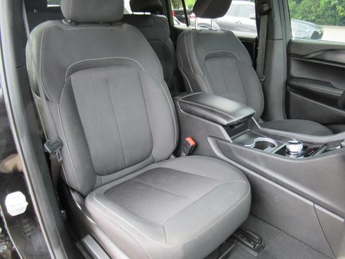 Certified 2025 Jeep Grand Cherokee L Laredo w/ Luxury Tech Group I RWD image 9