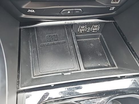 Used 2021 Chrysler Pacifica Limited w/ Uconnect Theater Family Group image 29