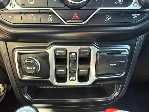 Used 2020 Jeep Wrangler Unlimited Sahara AWD/4WD image 25