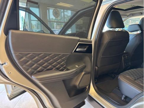 Used 2023 Mitsubishi Outlander SEL image 14